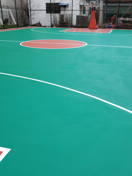 海拉尔 球场长期使用易出现地面开裂